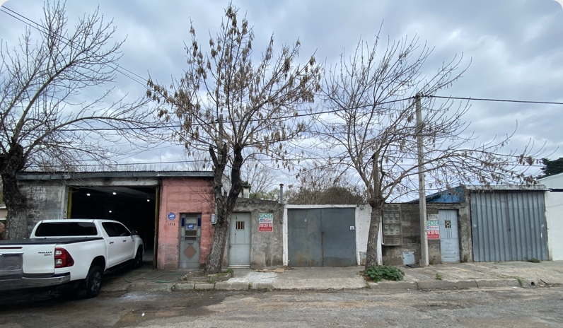 Imagen principal Amplio padrón con varias construcciones en calle Italia