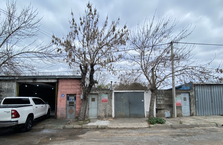 Amplio padrón con varias construcciones en calle Italia