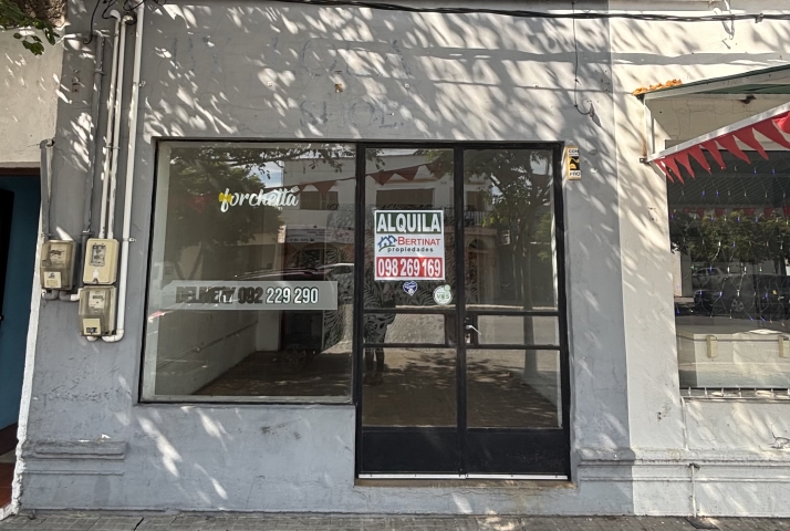 Local comercial en calle 18 de julio.