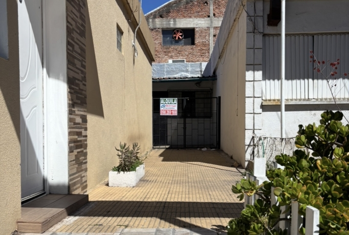 Casa de 2 dormitorios al fondo.