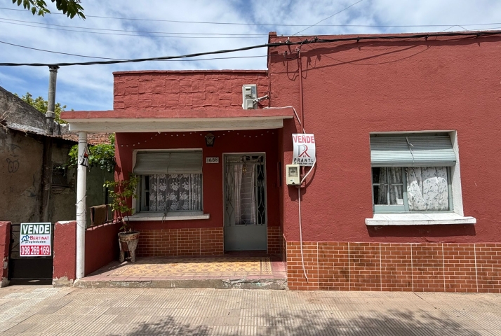 Casa de 3 dormitorios, en calle Rincón y Varela.