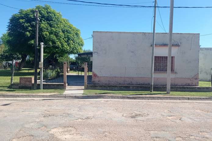 Viviendas y terreno en esquina.